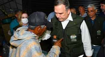Sandro Mabel participa de entrega de cobertores a pessoas em situação de rua
